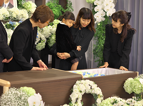 日本に浸透 癒しの技術 エンバーミングとは 家族葬のファミーユ