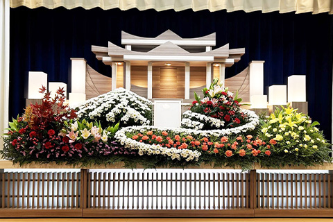 モダンな白木祭壇