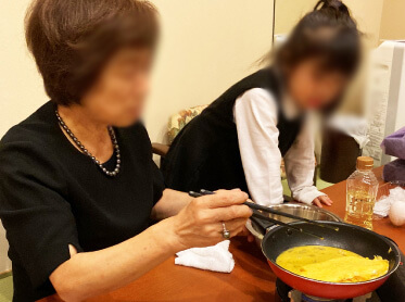 父の好物の卵焼きを母は毎日焼いていました。その話を聞いた中尾さんからの提案で、お通夜の夜に式場で母と姪が卵焼きを作り、お供えをしました。