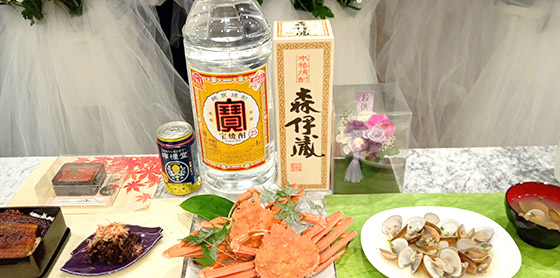 父の好物ばかりが並んだお供え。焼酎「森伊蔵」は町会の方々から。焼きナスは「家族葬のファミーユ」のスタッフのお手製でした。