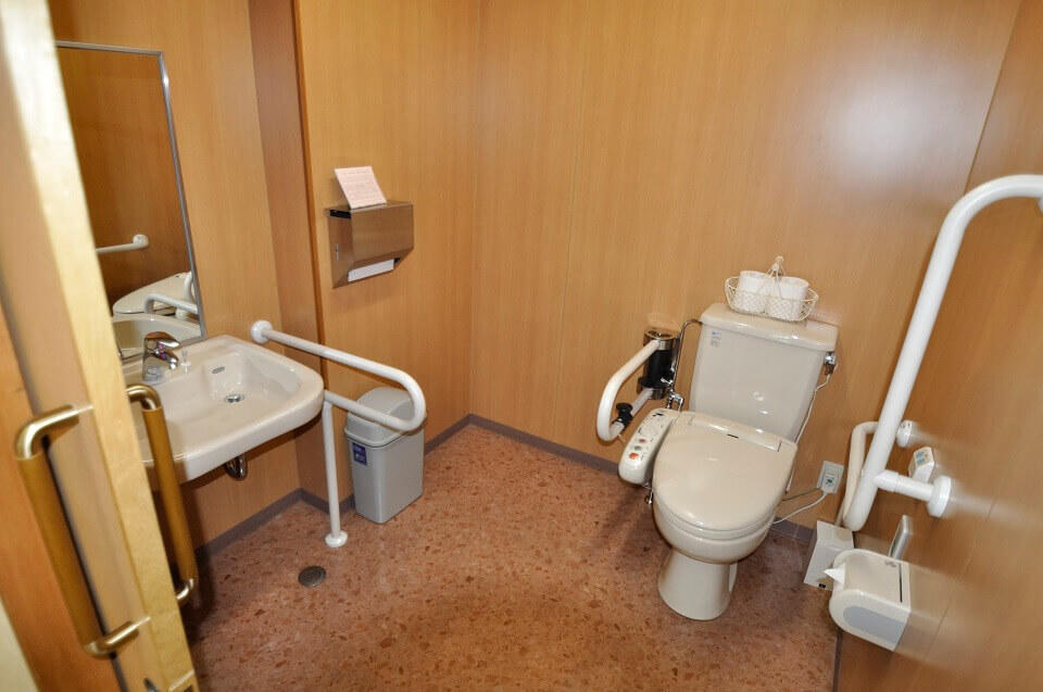 バリアフリーで広いトイレ設備