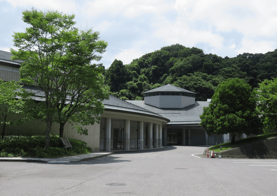 緑に囲まれた斎場