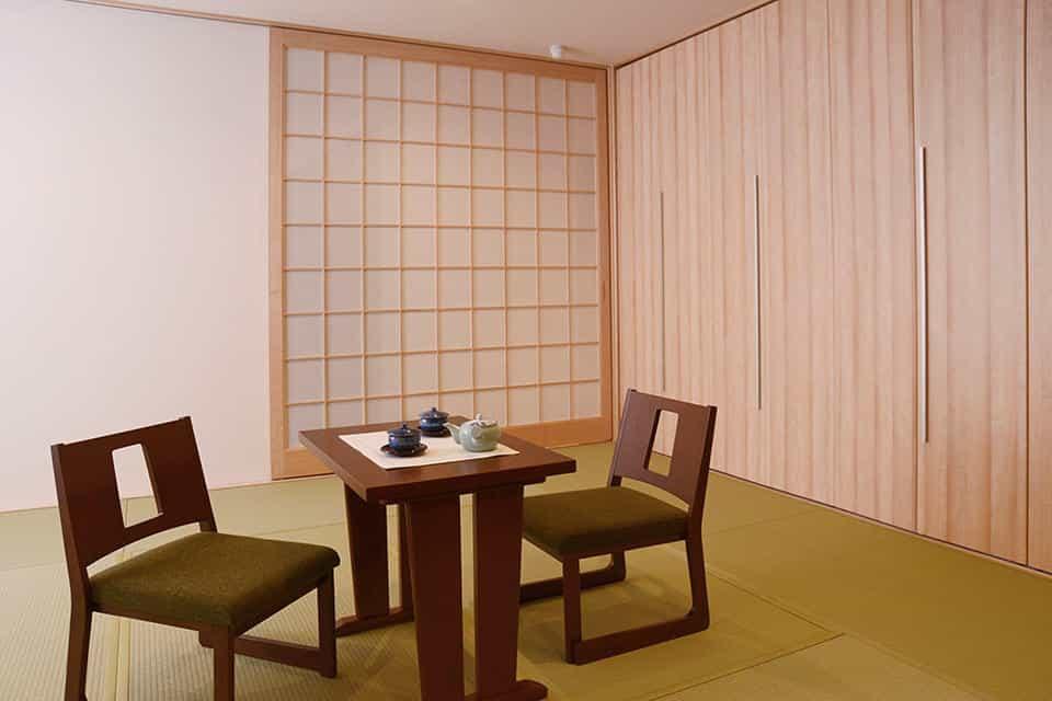 椅子席でご高齢の方にも安心