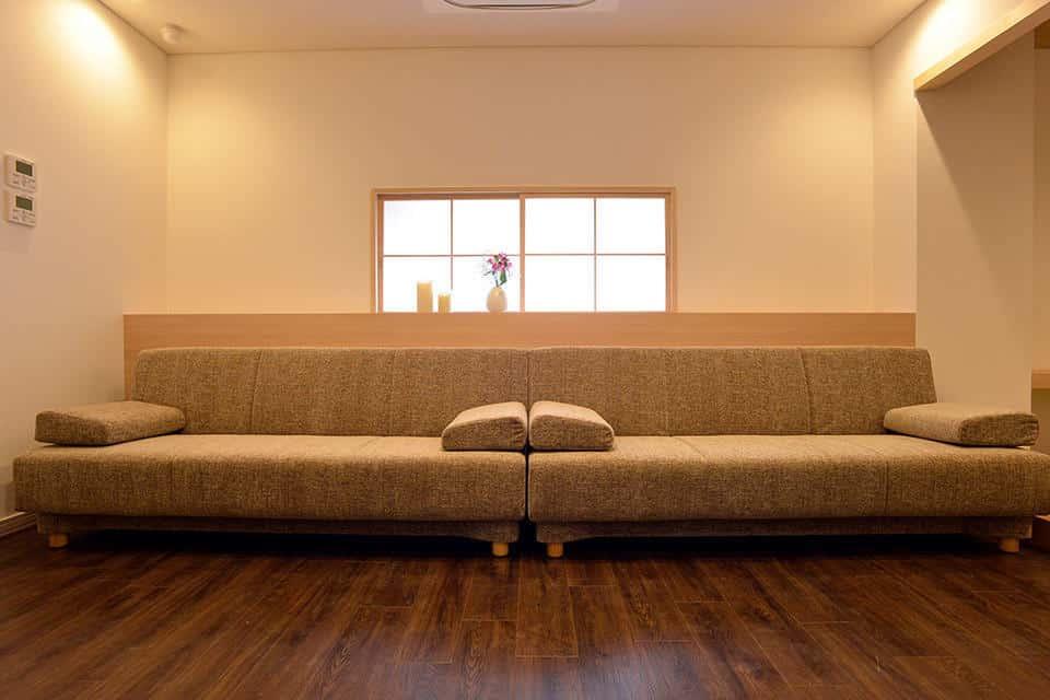 ソファー付きの洋風控室