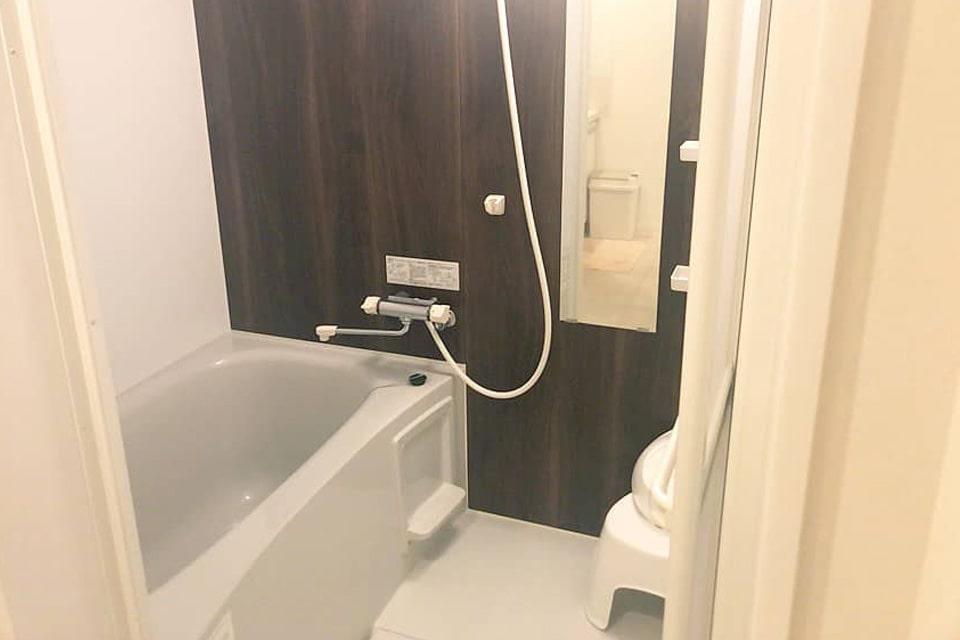 【バスルーム】シャワー付きバスタブ