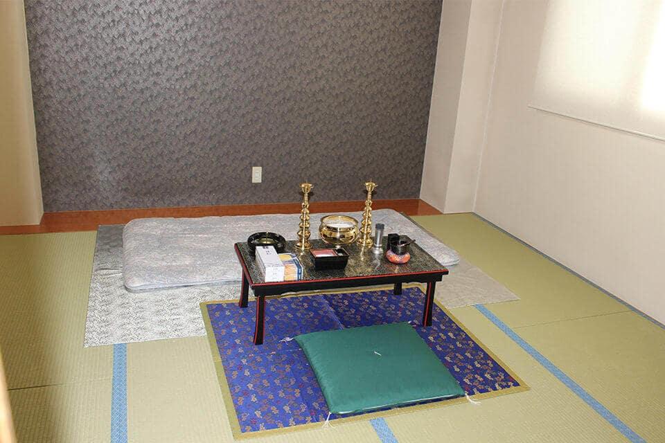 畳のお部屋にお布団で安置いたします