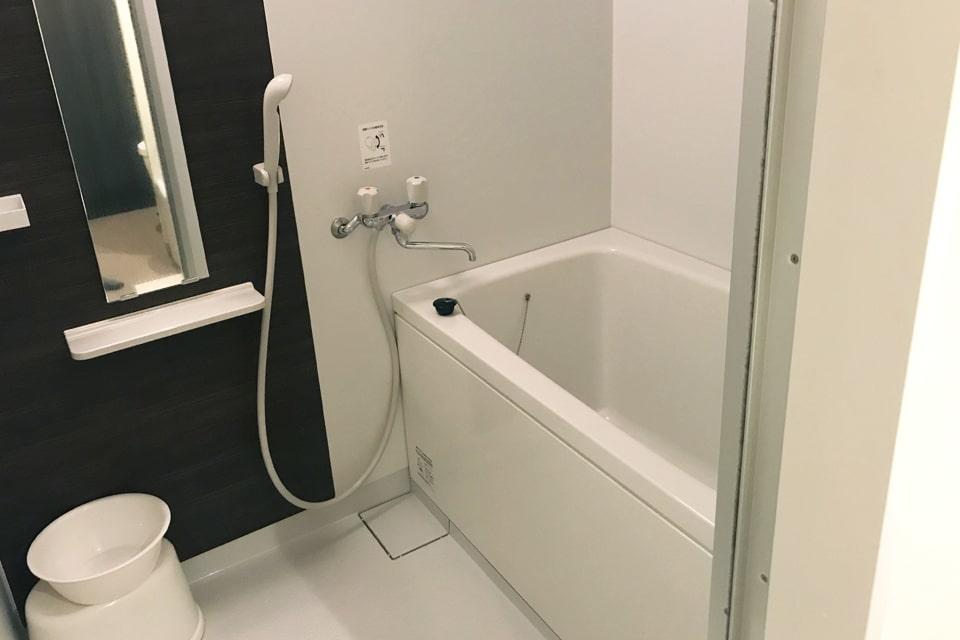 【バスルーム】シャワー付きバスタブ