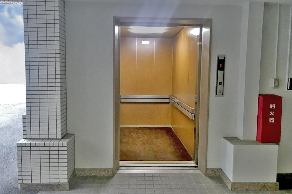 【駐車場】1階からエレベーターで上がれます