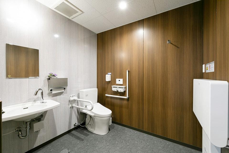 【車椅子完備】車椅子で入れるトイレもございます