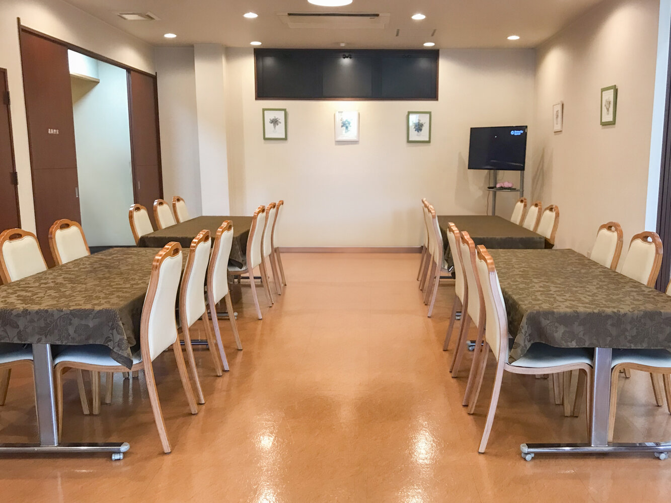 【会食室】人数にあわせてレイアウトします（6/18枚）