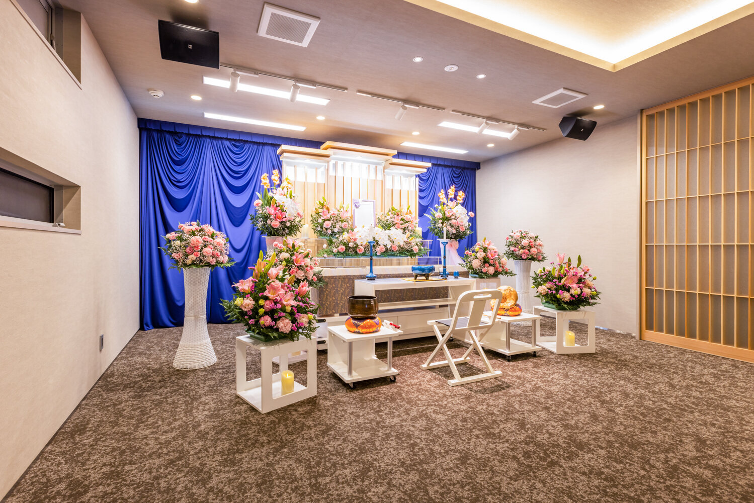 家族葬のファミーユ 上長飯ホール　祭壇例_2（10/11枚）