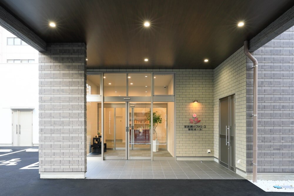 家族葬のファミーユ 新町ホール　入口（3/16枚）