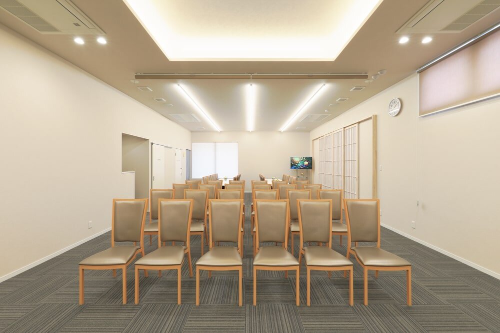 家族葬のファミーユ 新屋敷ホール　祭壇側から見た式場（6/18枚）