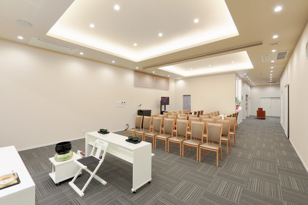 家族葬のファミーユ 新町ホール　式場前方（7/16枚）