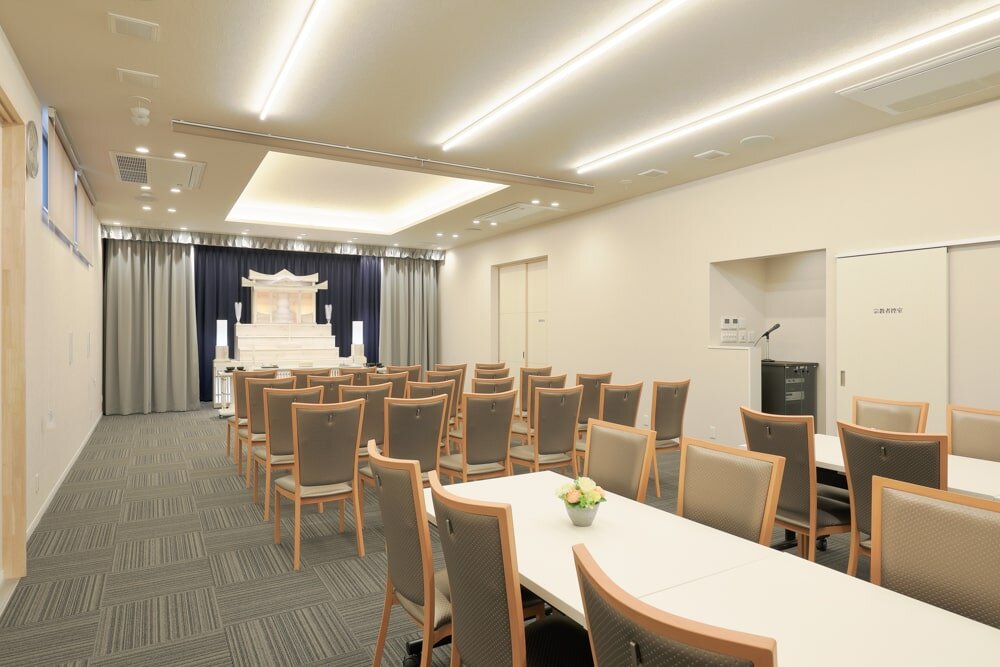 家族葬のファミーユ 新屋敷ホール　式場全体_左側（7/18枚）