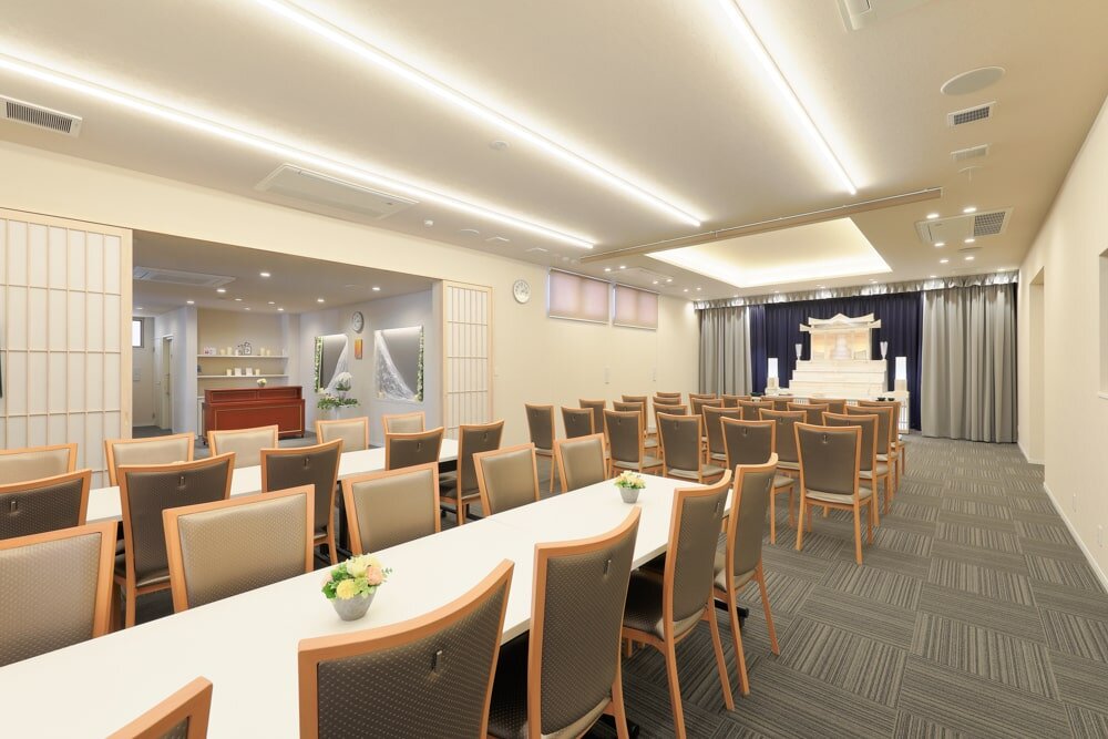 家族葬のファミーユ 新屋敷ホール　式場全体_右側（8/18枚）