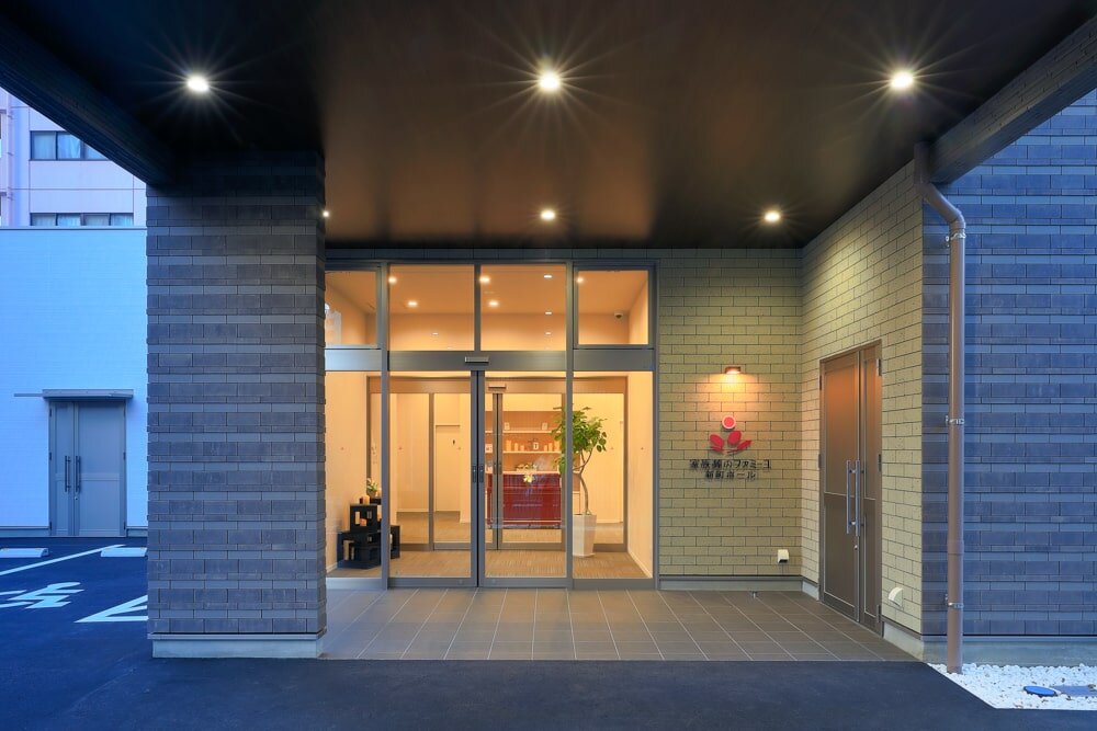 家族葬のファミーユ 新町ホール　入口_夜（16/16枚）