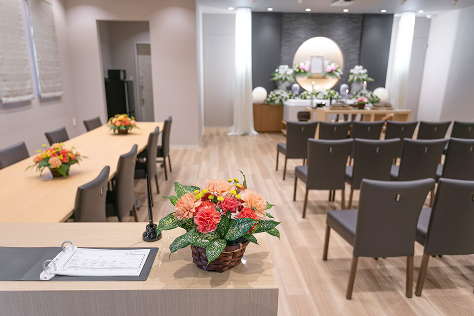 家族葬のファミーユ 藤沢大庭ホール　式場受付（17/20枚）