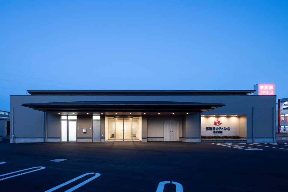 家族葬のファミーユ 知立本館　外観_夜間正面（20/20枚）