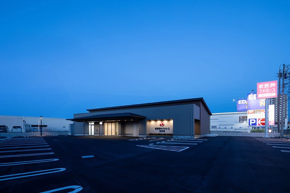 家族葬のファミーユ 知立本館　外観_夜間（19/20枚）