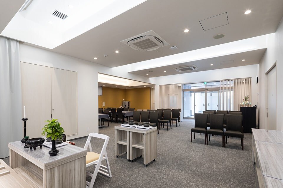 家族葬のファミーユ 刈谷本館　式場_前方（8/20枚）