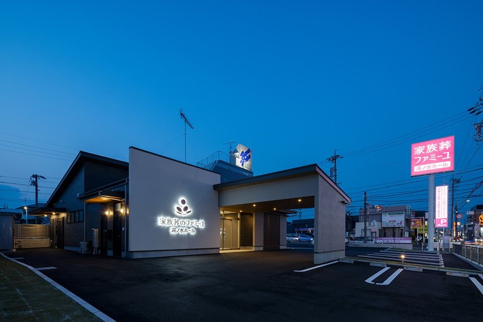 家族葬のファミーユ 滝ノ水　外観_夜間（19/20枚）
