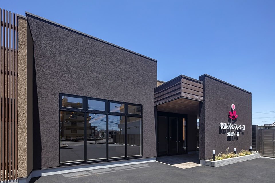 家族葬のファミーユ 津島ホール　外観_入口（3/20枚）