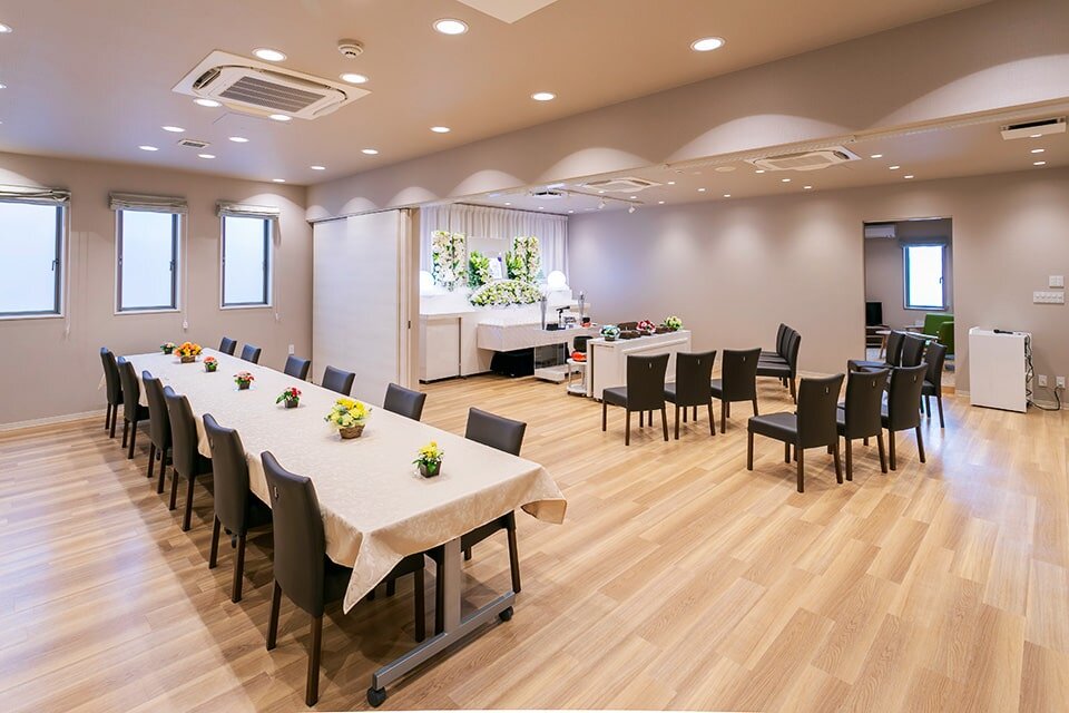 家族葬のファミーユ 太田大泉ホール　式場横の会食スペース（6/20枚）