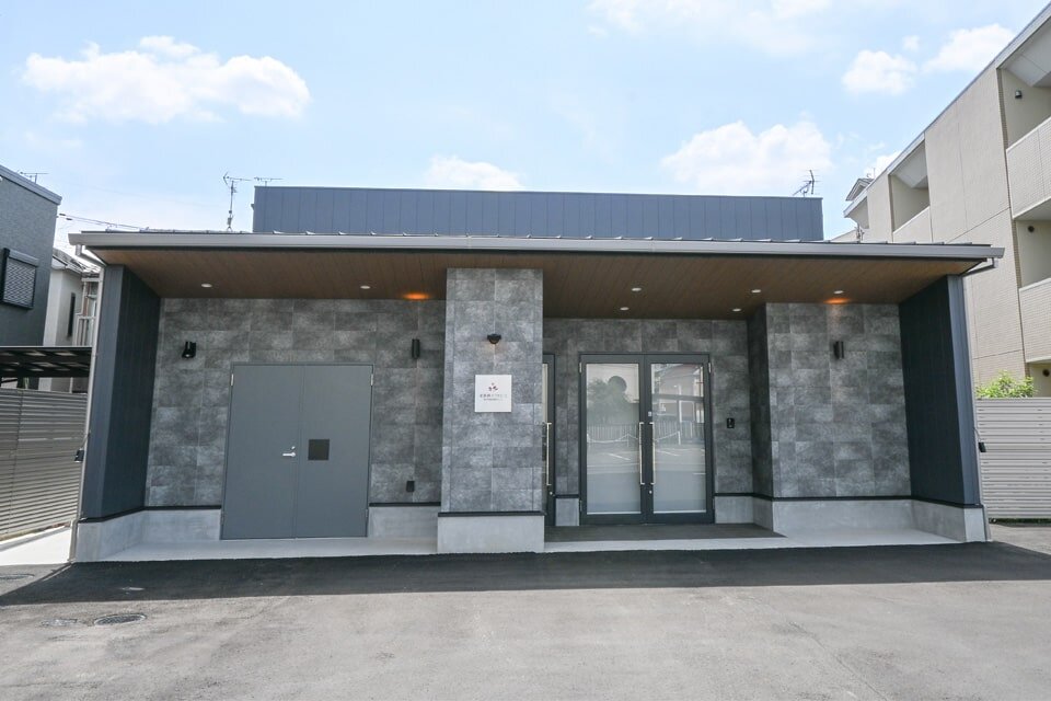 家族葬のファミーユ 枚方甲斐田新町ホール　外観正面（2/20枚）