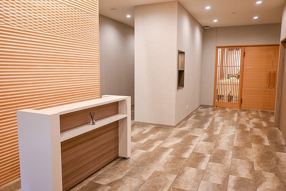 家族葬のファミーユ 枚方甲斐田新町ホール　エントランス（9/20枚）