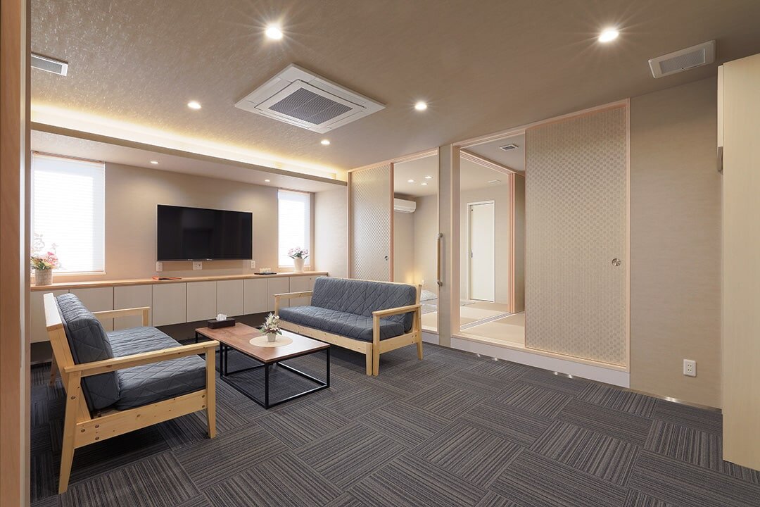 家族葬のファミーユ 上熊本ホール　控え室_扉開放（7/18枚）