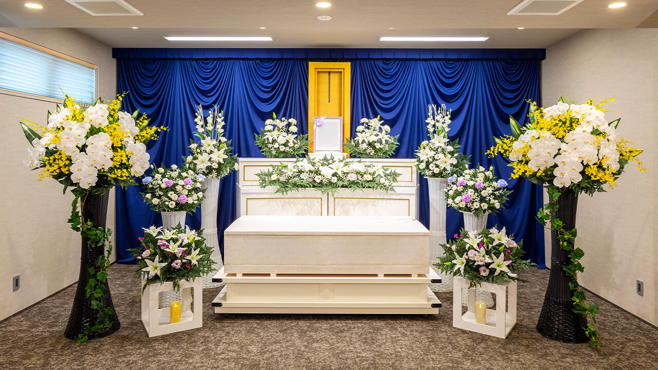 家族葬のファミーユ 広瀬ホール　祭壇例_6（13/20枚）