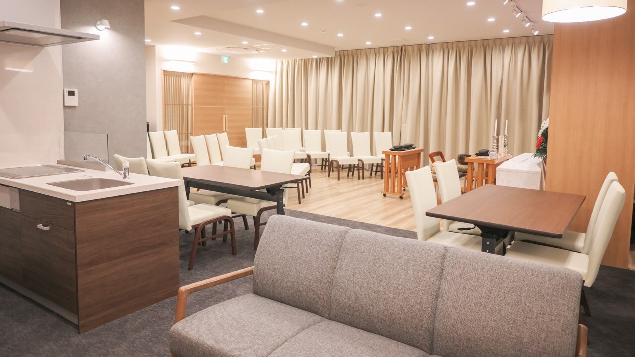 家族葬のファミーユ ならまちホール　ダイニングと式場（8/20枚）