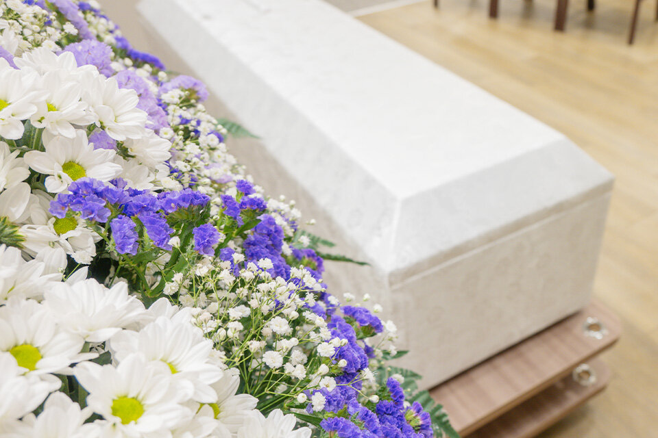 家族葬のファミーユ 家族葬のファミーユ 枚方高野道ホール　祭壇アップ（6/18枚）