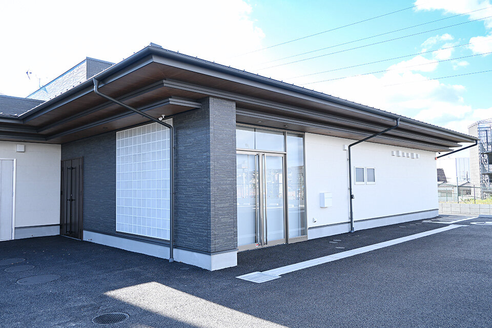 家族葬のファミーユ 家族葬のファミーユ 枚方高野道ホール　ホール正面（16/18枚）