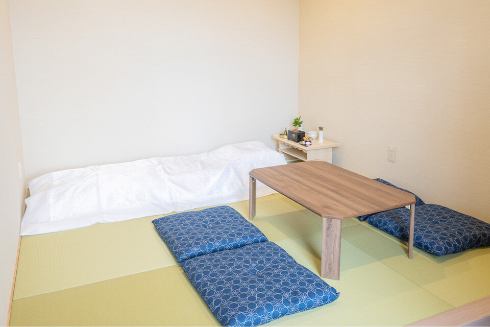 家族葬のファミーユ 家族葬のファミーユ 枚方高野道ホール　安置室（15/18枚）