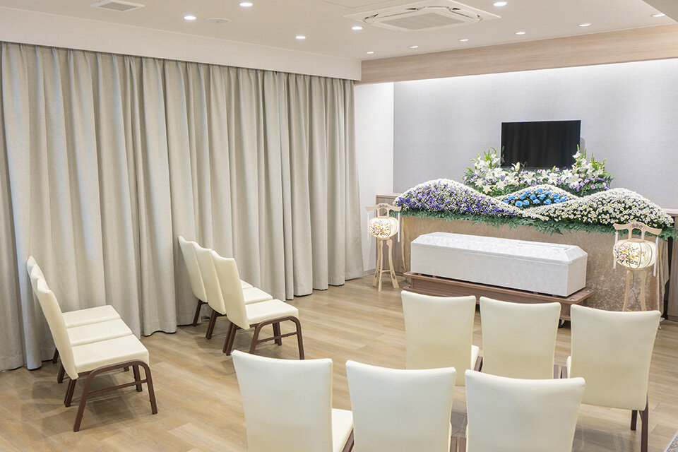 家族葬のファミーユ 家族葬のファミーユ 枚方高野道ホール　式場右手（3/18枚）