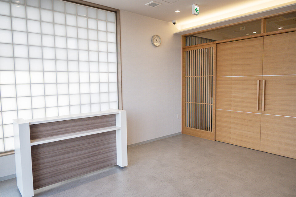 家族葬のファミーユ 家族葬のファミーユ 枚方高野道ホール　エントランス（7/18枚）