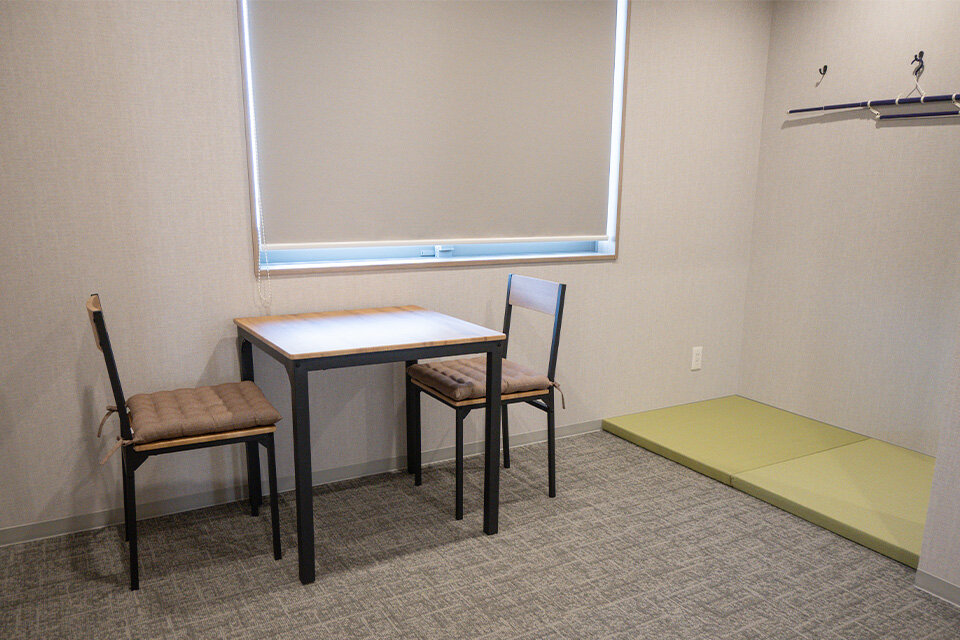 家族葬のファミーユ 家族葬のファミーユ 枚方高野道ホール　導師控え室（11/18枚）