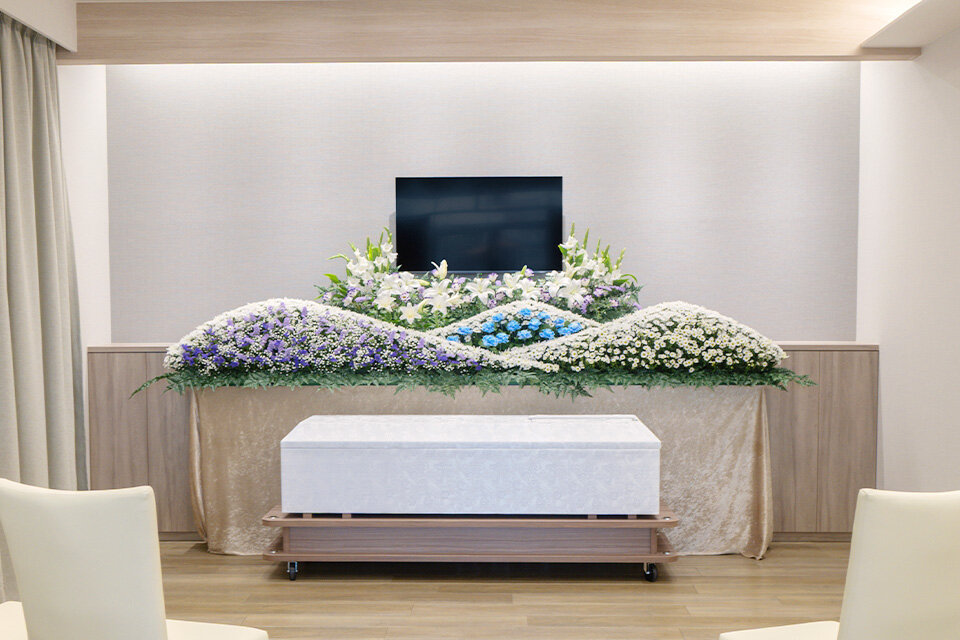 家族葬のファミーユ 家族葬のファミーユ 枚方高野道ホール　祭壇（4/18枚）