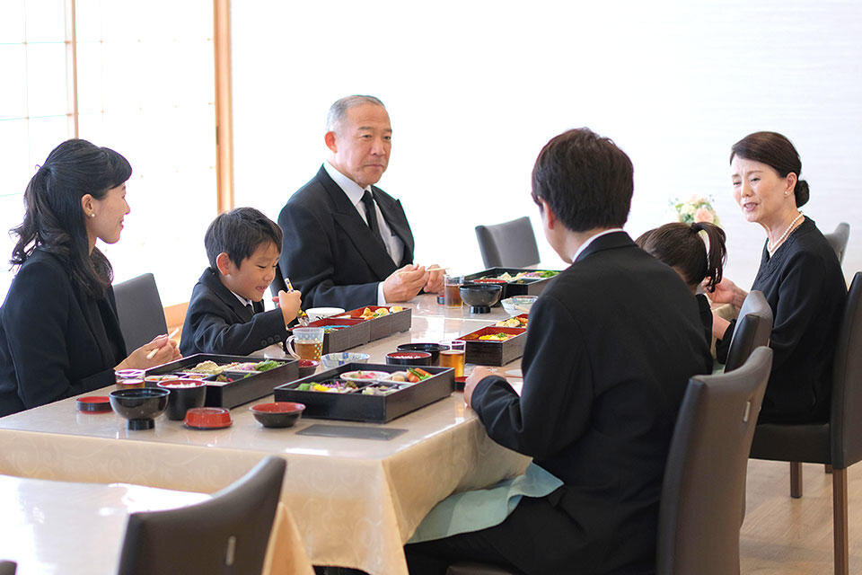 家族葬のファミーユ ご葬儀イメージ　会食（17/18枚）