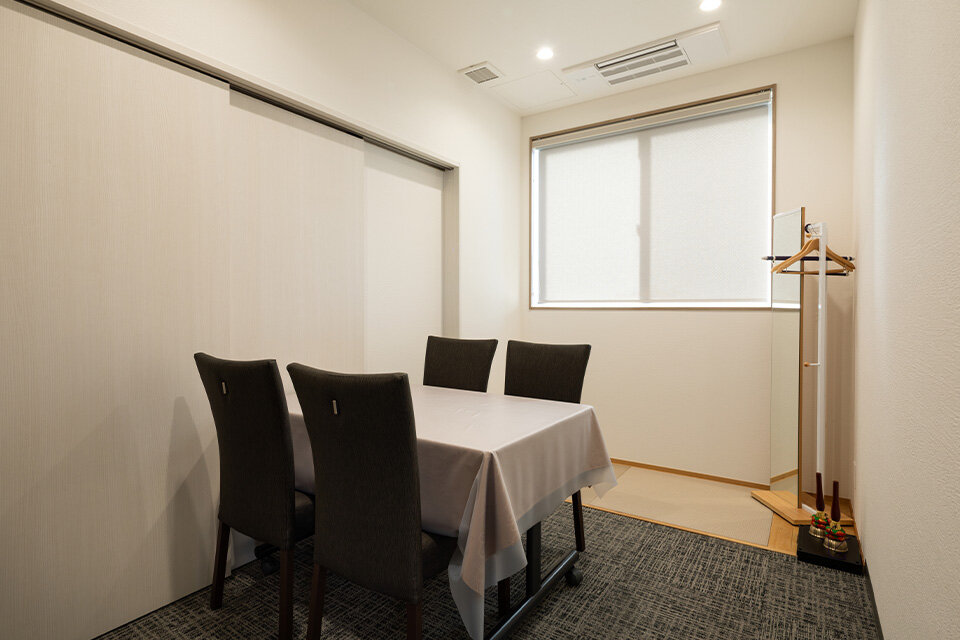 家族葬のファミーユ 家族葬のファミーユ 鳴海池上台　導師控え室（12/16枚）