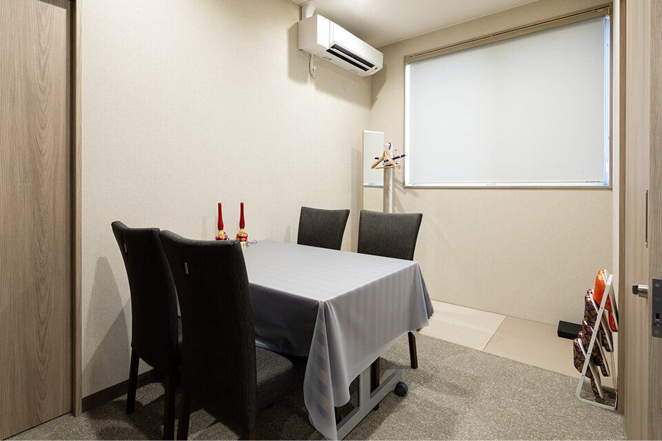 家族葬のファミーユ 家族葬のファミーユ 半田亀崎　導師控え室（14/17枚）