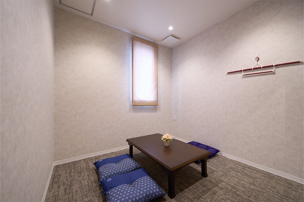 家族葬のファミーユ 船橋習志野台ホール　導師控え室（15/20枚）