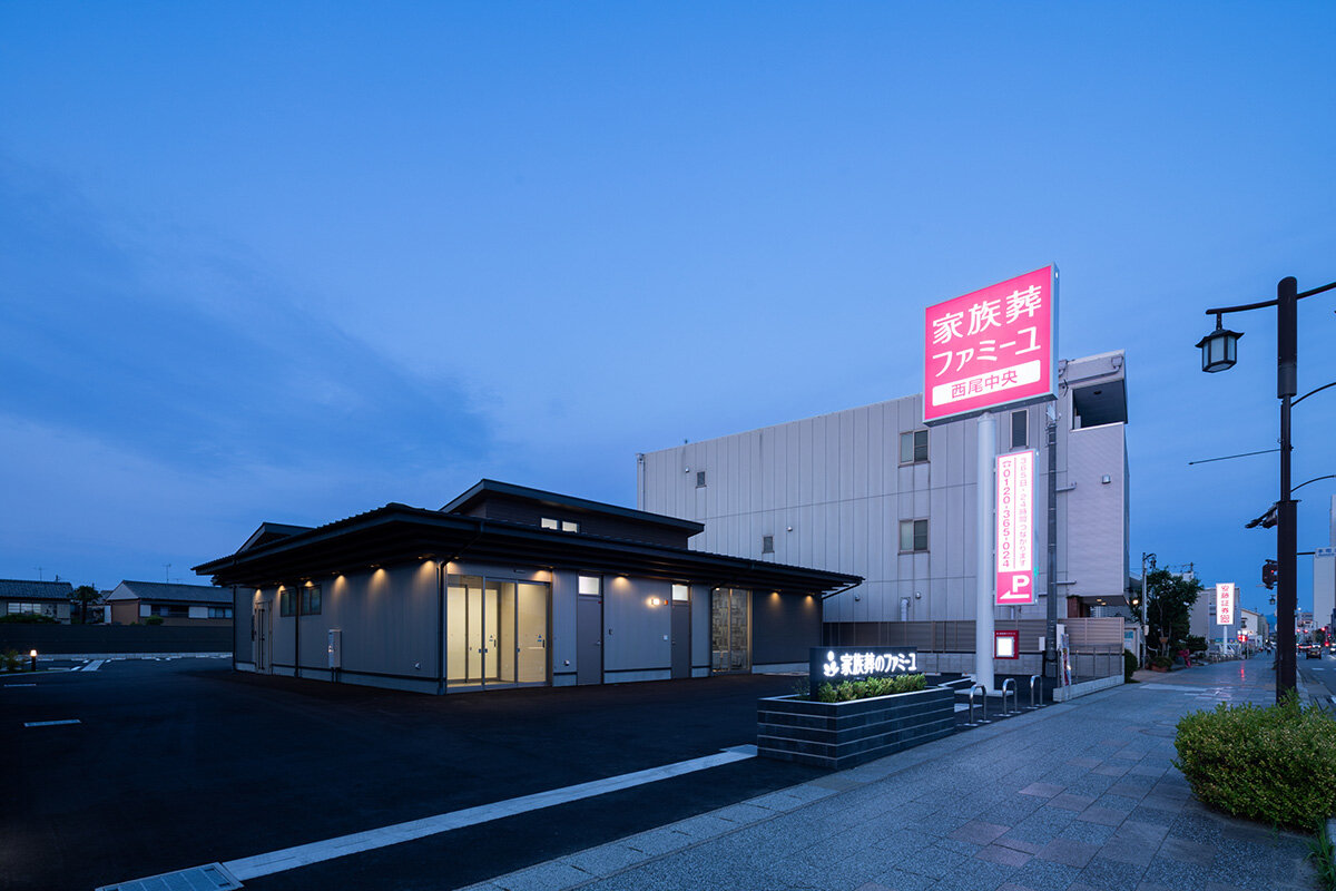 家族葬のファミーユ 西尾中央　外観 夜⓵（19/20枚）