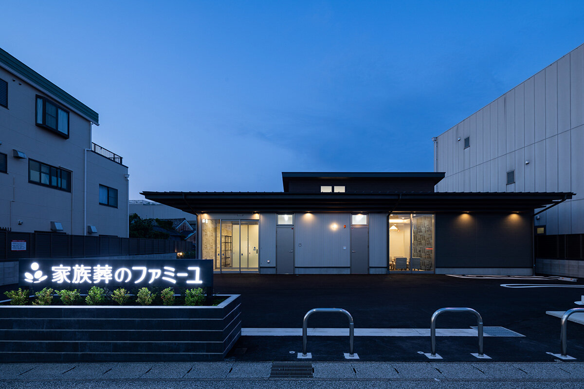 家族葬のファミーユ 西尾中央　外観 夜⓶（20/20枚）