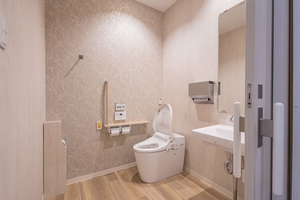 家族葬のファミーユ 横浜永田ホール　バリアフリートイレ（13/20枚）