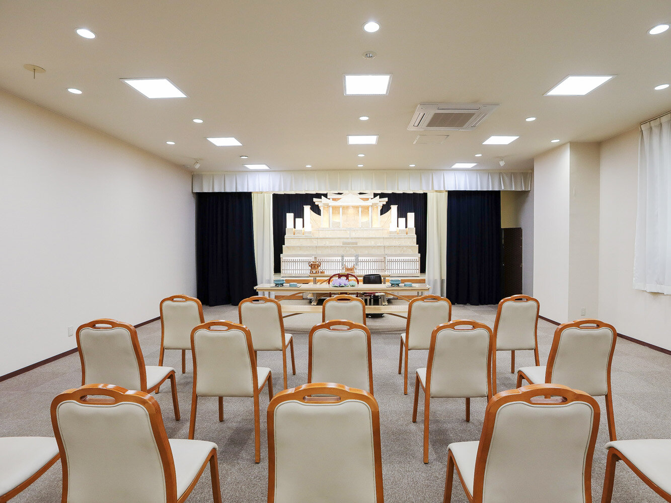 家族葬のファミーユ 長嶺西ホール　式場①（2/19枚）