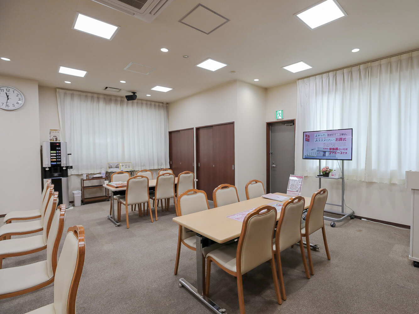 家族葬のファミーユ 長嶺西ホール　会食スペース②（6/19枚）