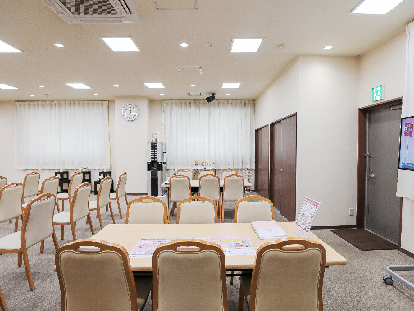 家族葬のファミーユ 長嶺西ホール　会食スペース①（5/19枚）